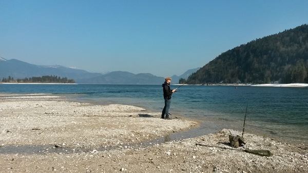 Angeln vor eine tollen KulisseWalchensee -- 20.  März 2015